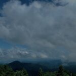 青梅の山々との空