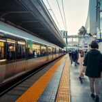 電車,ホーム,駅,通勤,通学,各駅停車,特急,出社,サラリーマン,